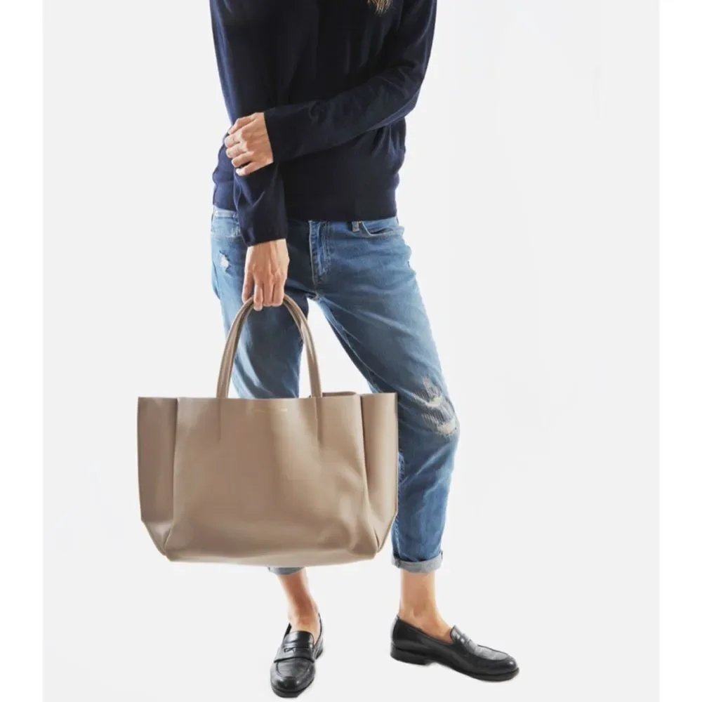 AMPERSAND AS APOSTROPHE
STIFF SIDEWAYS TOTE IN GREY - Picture 2 of 12